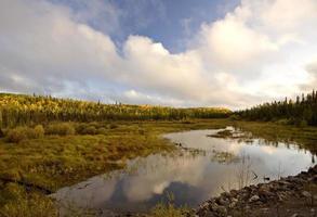 Northern Manitoba Lake in der Nähe von Thompson im Herbst foto