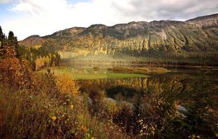 Reflexion über Bell Lake im Herbst in British Columbia foto