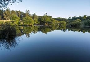 ruhiger Fluss, spiegelgleich foto