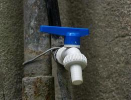 Wasserhahn aus Kunststoff in altem und rostigem Haus foto