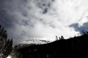 felsige Berge im Winter foto