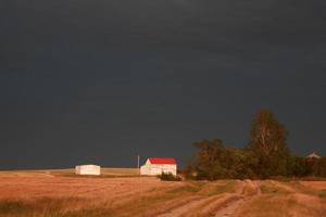 Gewitterwolken hinter einem Bauernhof in Saskatchewan foto