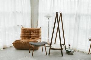 minimalistische Relaxrooms mit Sofa und Accessoires im Zimmer. foto