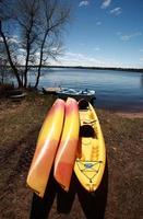 Kajaks am Ufer des Lake Winnipeg foto