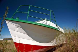 Gestrandetes Fischerboot in der Nähe von Riverton, Manitoba foto