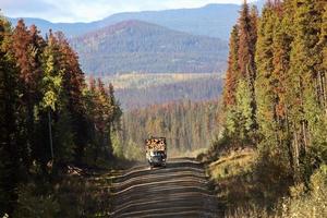 Annäherung an einen Holztransporter im schönen Britisch-Kolumbien foto