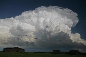 Gewitterwolken über einem alten Gehöft in Saskatchewan foto