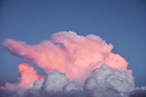 dramatische Wolkenlandschaft in der Dämmerung mit Sonnenuntergang Sonnenaufgang foto