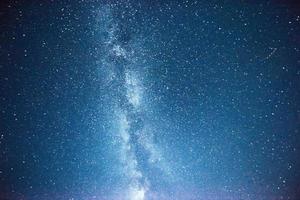 lebendiger Nachthimmel mit Sternen und Nebel und Galaxien. Deep-Sky-Astrofoto foto