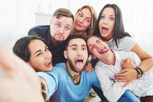 beste freunde, die selfie im freien mit hintergrundbeleuchtung machen - fröhliches freundschaftskonzept mit jungen leuten, die zusammen spaß haben foto