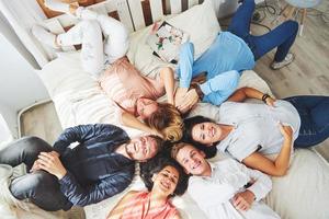 gruppe verschiedener multiethnischer menschen teamarbeitskonzept foto