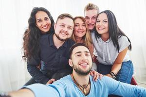 beste freunde, die selfie im freien mit hintergrundbeleuchtung machen - fröhliches freundschaftskonzept mit jungen leuten, die zusammen spaß haben foto