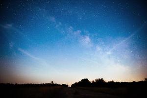 lebendiger Nachthimmel mit Sternen und Nebel und Galaxien. Deep-Sky-Astrofoto foto