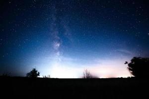 lebendiger Nachthimmel mit Sternen und Nebel und Galaxien. Deep-Sky-Astrofoto foto