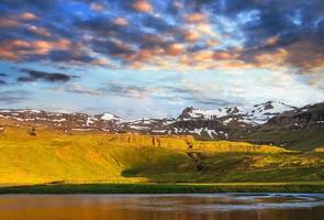 Tal Nationalpark Landmannalaugar. An den sanften Hängen der Berge liegen Schneefelder und Gletscher. herrliches island im sommer foto