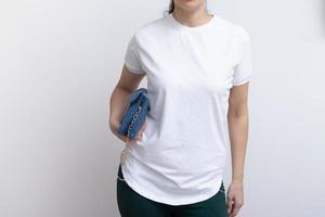 eine junge frau ist in ein leeres weißes t-shirt-modell für aufschriften, werbung, zeichnung gekleidet foto