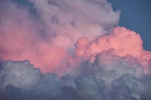 dramatische Wolkenlandschaft in der Dämmerung mit Sonnenuntergang Sonnenaufgang foto