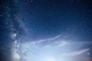lebendiger Nachthimmel mit Sternen und Nebel und Galaxien. Deep-Sky-Astrofoto foto