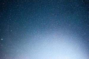 lebendiger Nachthimmel mit Sternen und Nebel und Galaxien. Deep-Sky-Astrofoto foto