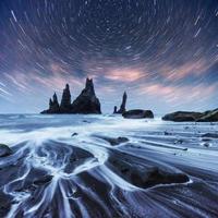 die Felsentrollzehen. Reynisdrangar-Klippen. schwarzer Sandstrand. Island foto