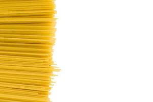 Spaghetti auf weißem Hintergrund, Kopierbereich foto