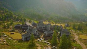 berühmtes Bergdorf neben dem Berg der österreichischen Alpen foto