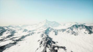 hohe berge unter schnee im winter foto