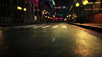 nachtszene der japanischen stadt mit neonlichtern