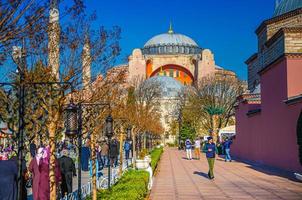 hagia sophia große moschee ayasofya camii kirchenmuseum und menschen touristen, die die fußgängerzone im historischen stadtzentrum hinuntergehen foto