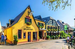 rüdesheim am rhein, deutschland, 24. august 2019 traditionelle deutsche häuser und schöne kunstbauten mit typischem holzwandfachwerkstil in rüdesheim foto