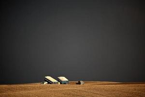 Gewitterwolken über Getreidelastwagen in Saskatchewan foto