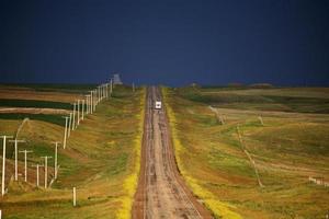 Gewitterwolken gesehen entlang einer Landstraße in Saskatchewan foto