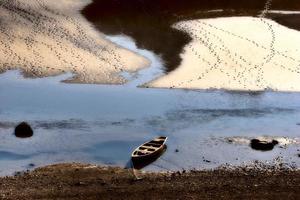 Boot am Ufer des Medicine Lake im Jasper-Nationalpark Alberta foto