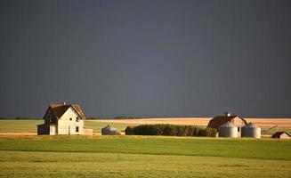 Gewitterwolken über einigen Farmgebäuden in Saskatchewan