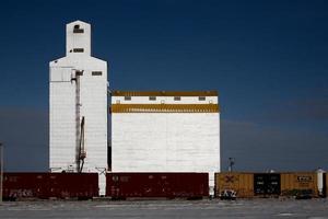 Waggons und Getreidesilo in Tuxford, Saskatchewan foto