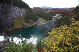 Murray River von der Seite des Kinuseo Falls in Alberta foto