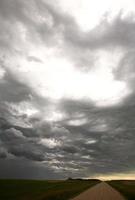 Gewitterwolken über einer Landstraße in Saskatchewan foto