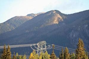 hydroturm und stromleitungen im kiefernpass von britisch kolumbien foto