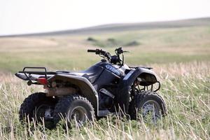 Geländewagen in Saskatchewan Field geparkt foto