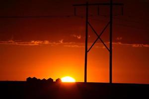 Wunderschöner Sonnenuntergang hinter den Power Towers von Saskatchewan foto