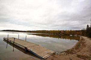 Bootssteg an einem See in Saskatchewan foto