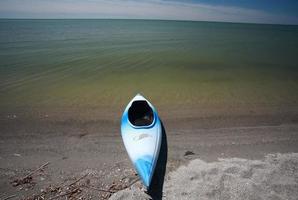 Kajak am Ufer des Lake Winnipeg foto