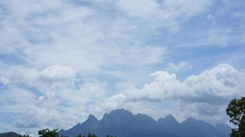 die schöne sommerhimmelansicht mit den weißen wolken und dem blauen himmel im himmel foto