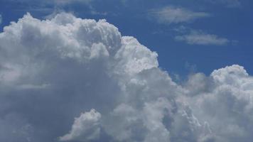 die schöne sommerhimmelansicht mit den weißen wolken und dem blauen himmel im himmel foto