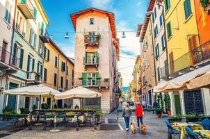 Traditionelles, farbenfrohes Gebäude mit Balkonen in einer typischen italienischen Straße foto