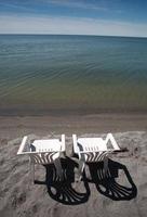 Liegestühle am Strand von Lake Winnipeg foto