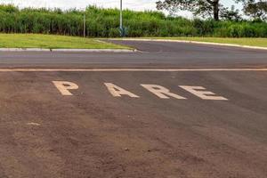 Stop-Verkehrsschild auf Asphalt auf Portugiesisch gemalt foto