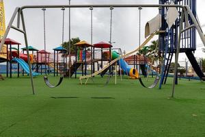 Kinderspielplatz auf einem Platz foto