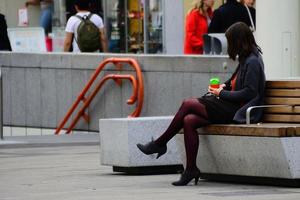 Frau mit roter Strumpfhose foto