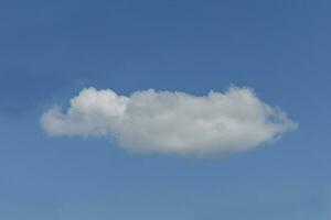 einzelne weiße Wolke auf Hintergrund des blauen Himmels. foto